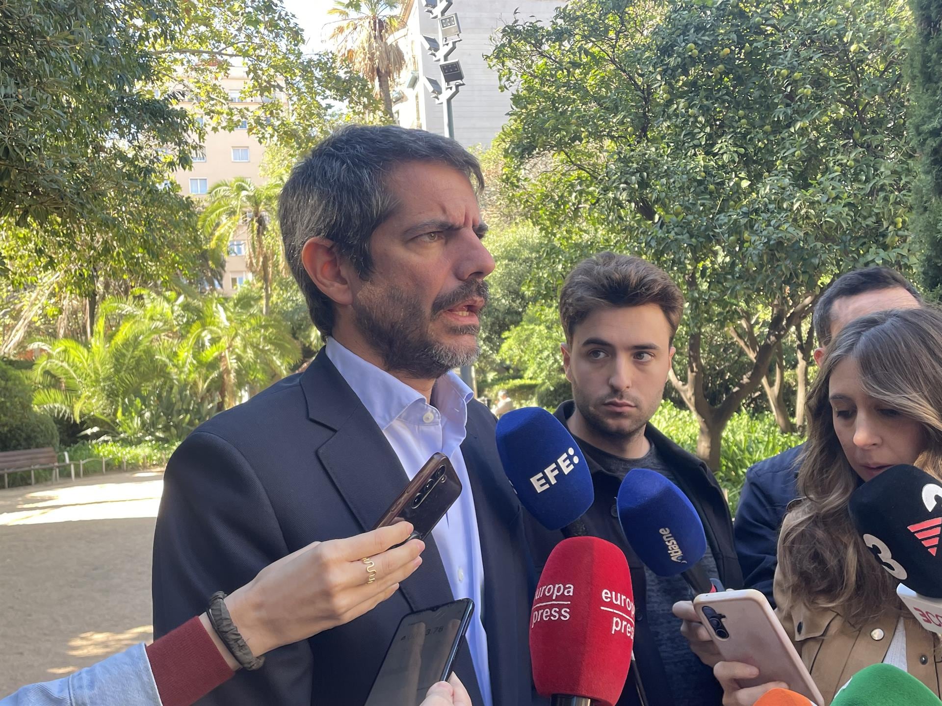 Urtasun pregunta a Feijóo "de qué lado está" tras insultar Milei a Sánchez