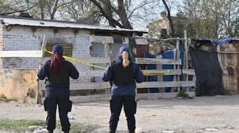 Peritos y efectivos policiales trabajaron en el lugar tras el ataque a tiros (Fuente: Río Negro)