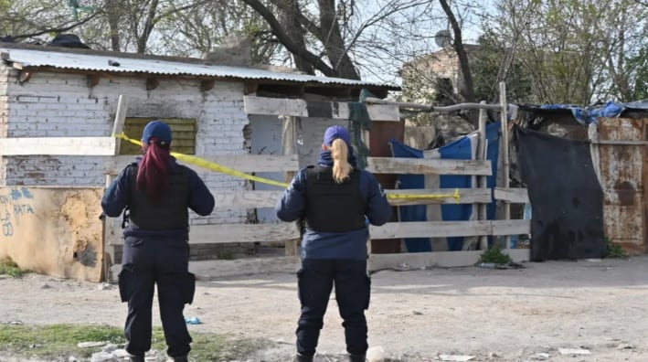 Peritos y efectivos policiales trabajaron en el lugar tras el ataque a tiros (Fuente: Río Negro)