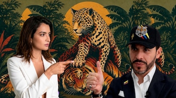 Andrea Petro, vestida de blanco, señala a Abelardo de la Espriella, de traje y gorra negra. Detrás, un jaguar sobre un tigre en un fondo de selva.