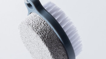 ¿Cómo puedo quitar las asperezas de mis pies?