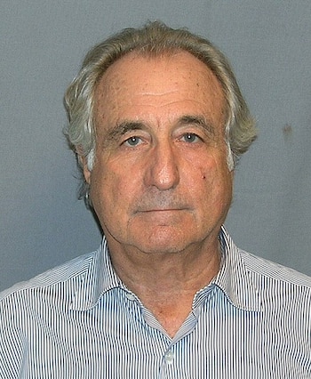 Bernard Madoff no solo cargaba sobre sus espaldas una condena de 150 años de prisión por haber perpetrado una estafa de 65.000 millones de dólares, sino también el peso de haber precipitado el cáncer y la muerte de uno de sus hijos, el suicidio del otro, y el repudio de su esposa (Wikimedia)