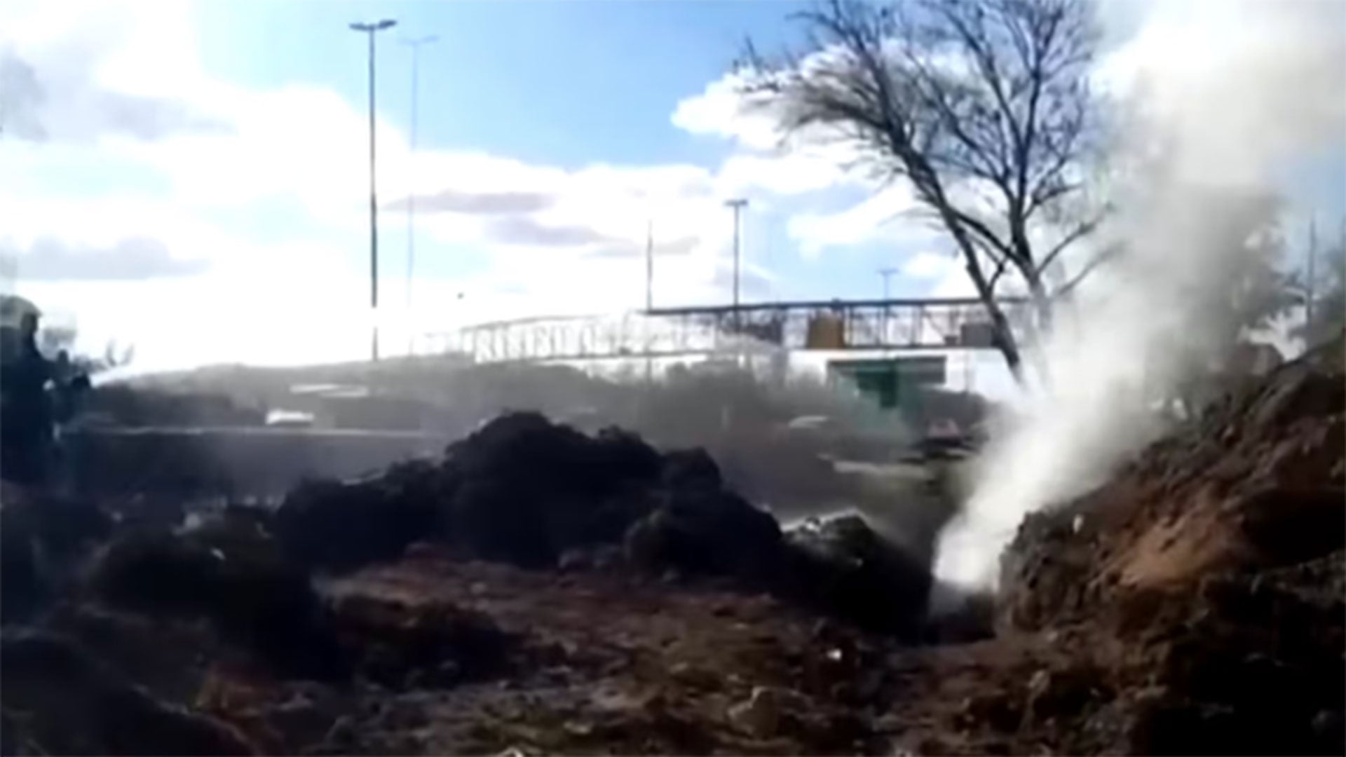 La rotura de un caño de alta presión generó un escape de gas en la autopista Dellepiane (Captura de video de TN)