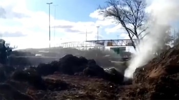 Escape de gas en la autopista Dellepiane: obreros rompieron un caño de alta presión con una retroexcavadora