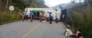 Un bus que transportaba empleados