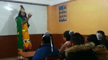 Juan Quispe Aguilar interpreta a un inca durante una clase en Cusco, donde enseña historia con música y disfraces.
Foto: RPP Noticias