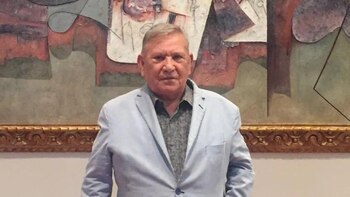 Piden oraciones para Chucho Gallegos, colega asegura que el periodista de espectáculos está en terapia intensiva