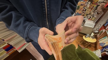 Uno de cada tres jóvenes que tiene deudas le debe a prestamistas o financieras informales