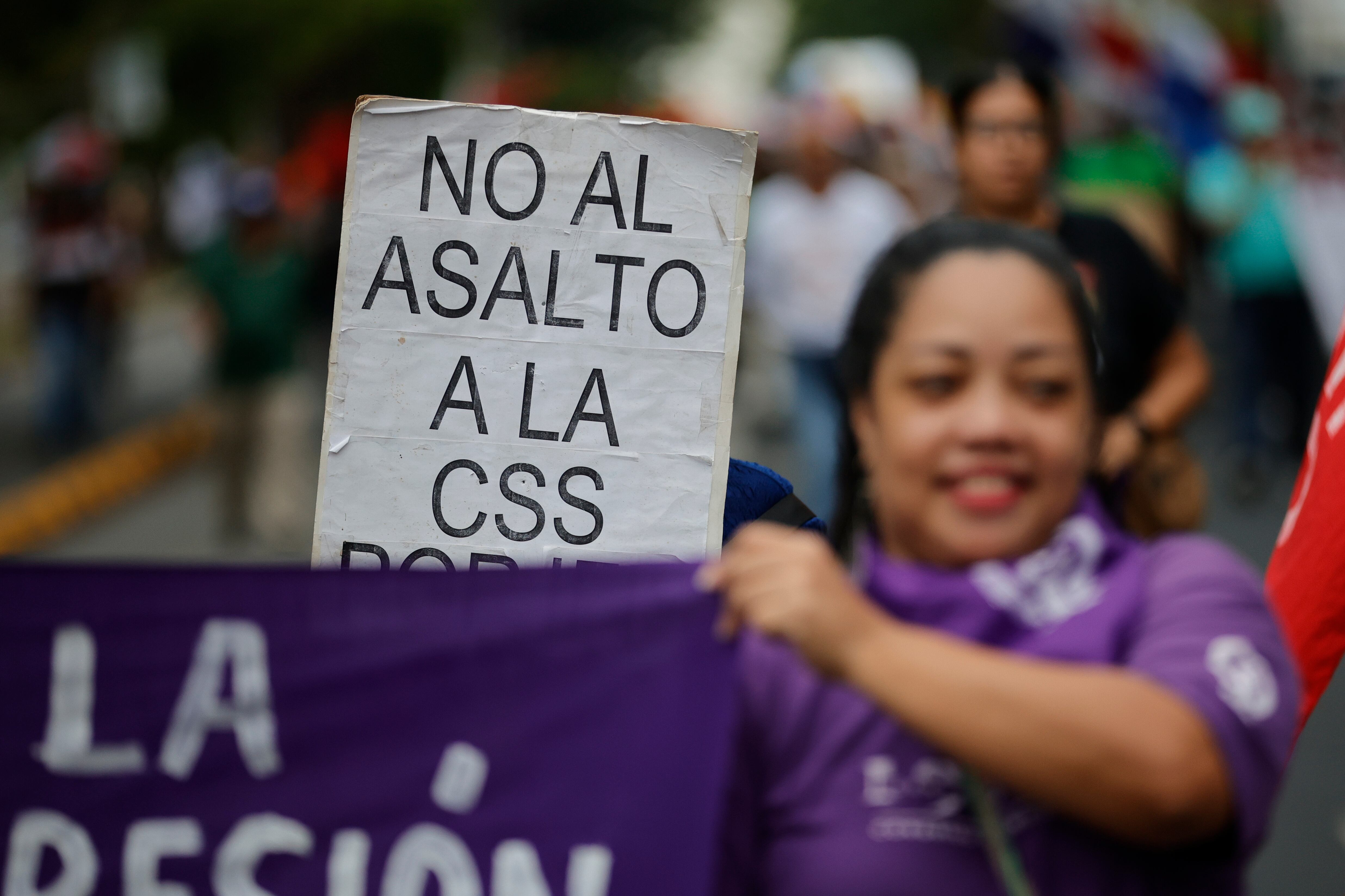 A pesar del rechazo expresado por gremios docentes y trabajadores de la construcción, la Asamblea Nacional aprobó en marzo de 2025 las reformas a la Caja del Seguro Social.EFE / Bienvenido Velasco