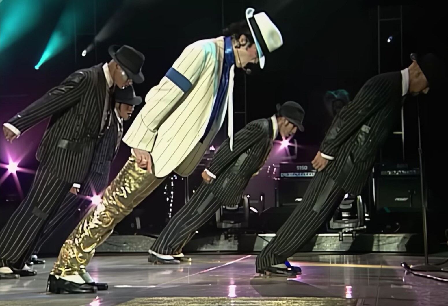 La biomecánica humana limita la inclinación a 30 grados, pero Jackson logró 45 gracias a un mecanismo oculto en el escenario (Captura de video)