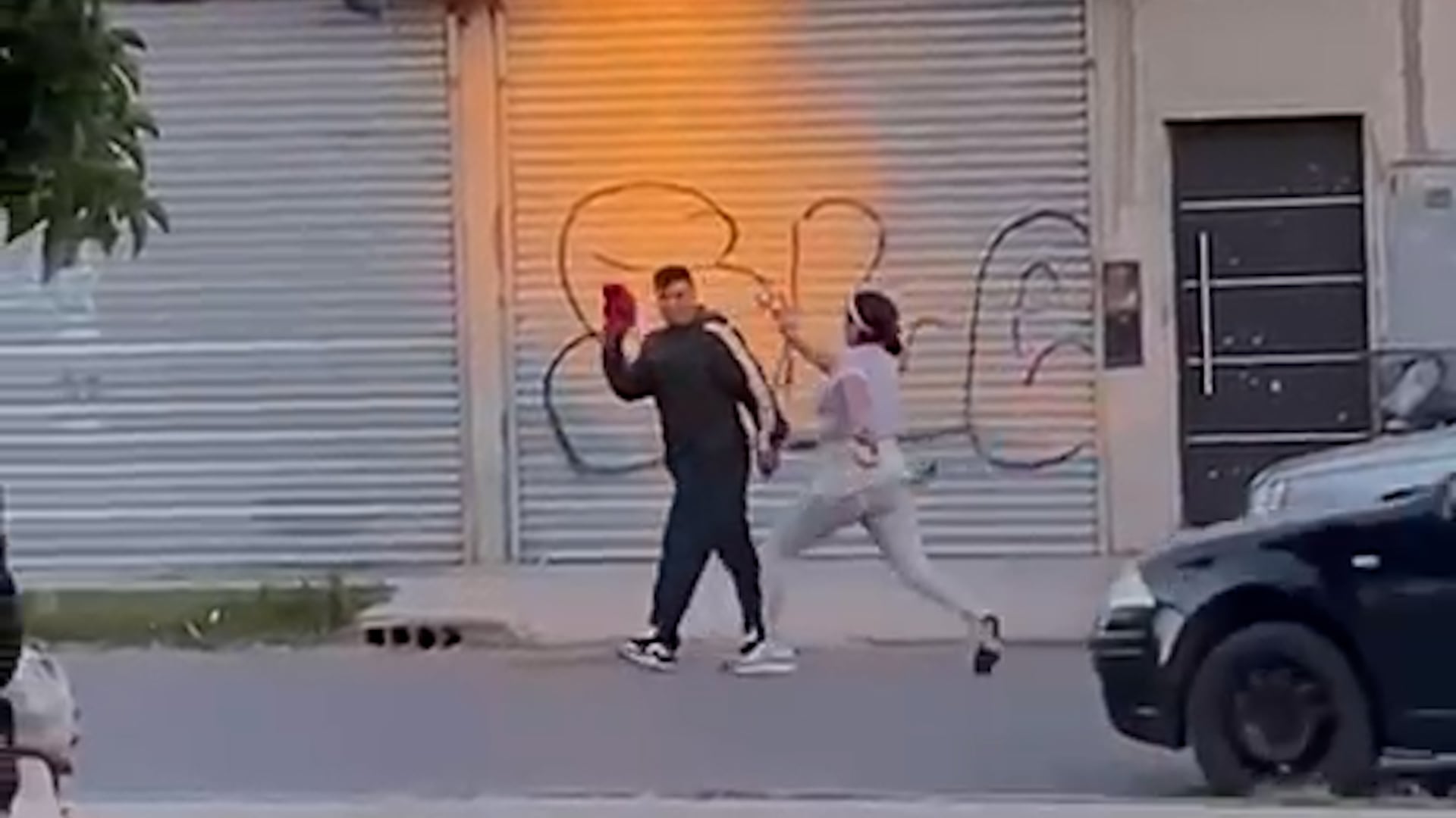 El homicida se ríe mientras los familiares de Lucas intentan atraparlo