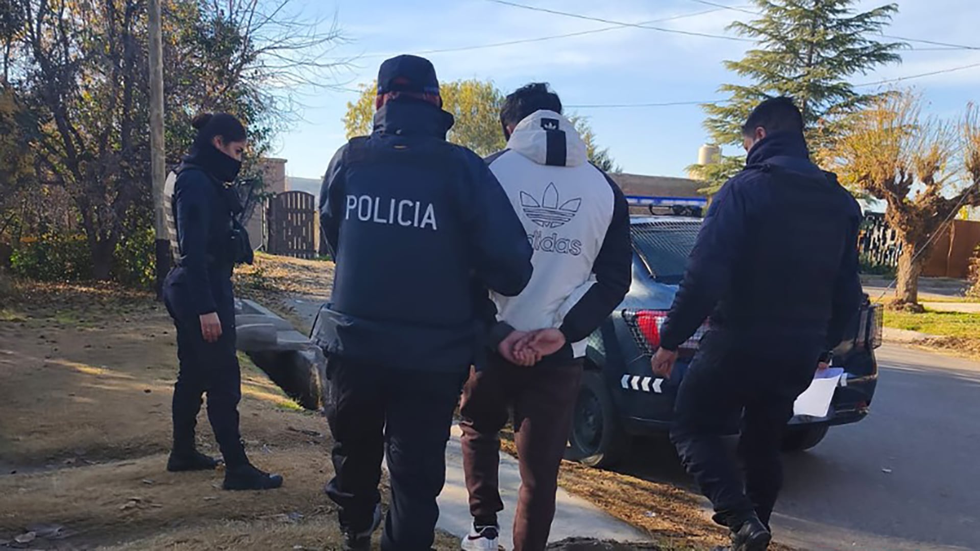Agentes de la Policía de Buenos Aires junto a la Procuraduría de Buenos Aires detienen a un individuo durante un operativo en la vía pública.