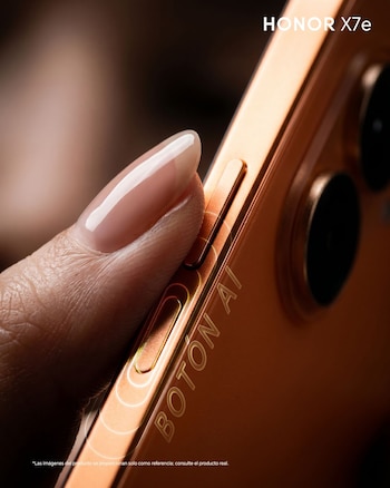 Primer plano de un dedo presionando un botón lateral en un teléfono móvil dorado con las inscripciones BOTÓN AI y HONOR X7e