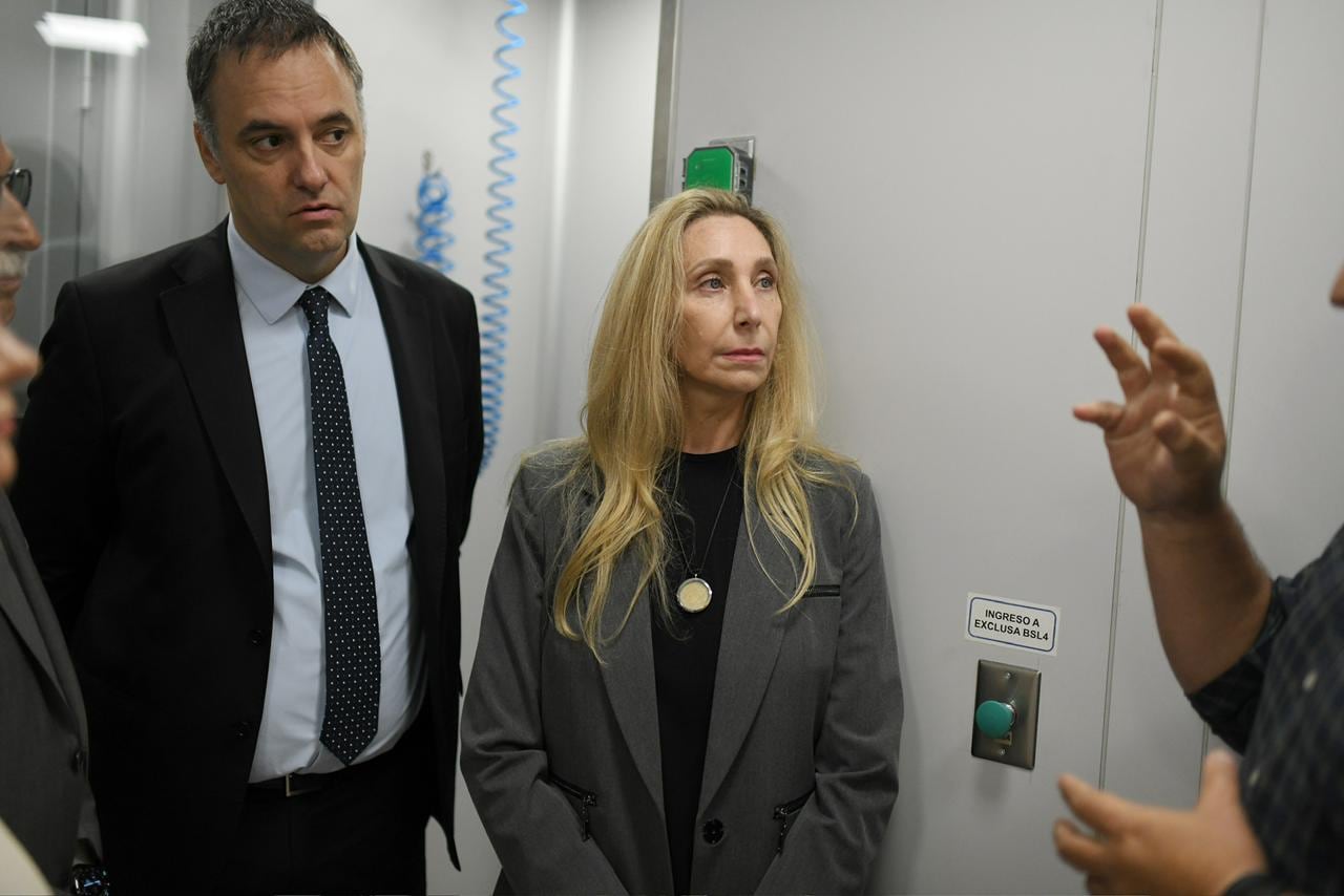 La secretaria general de la Presidencia, Karina Milei, y el jefe de Gabinete, Manuel Adorni, en el Instituto Malbrán