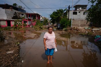 Eva Morales entre lodo y