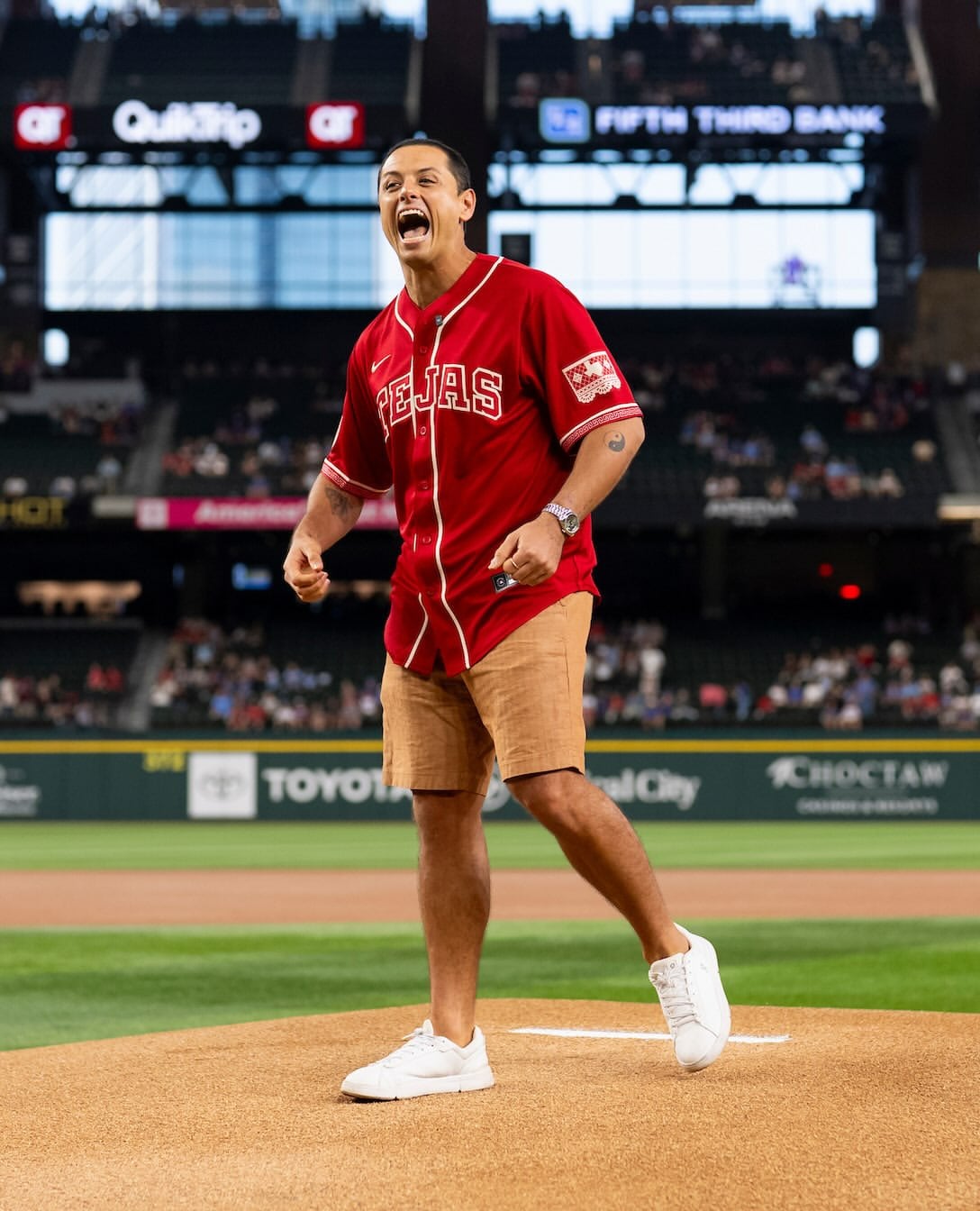 El mexicano se subió a la lomita para abrir el encuentro de las Grandes Ligas. (IG Rangers)