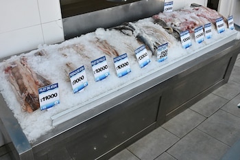 Las pescaderías del puerto ofrecen