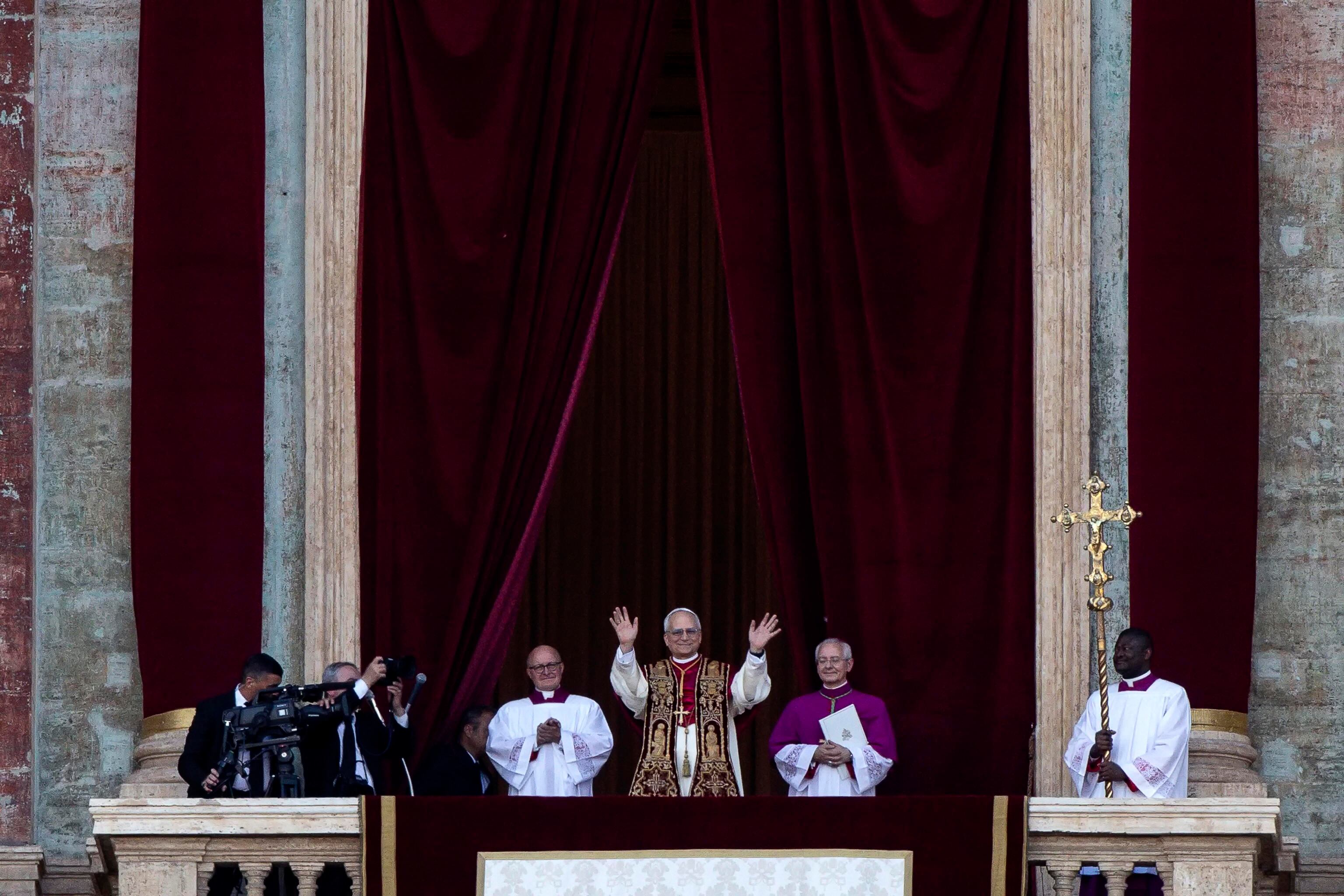 El recién elegido Papa León XIV (c), Cardenal Robert Francis Prevost de EEUU