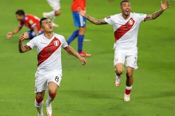 Ambos futbolistas son titulares en el esquema de Ricardo Gareca. Foto: FPF.