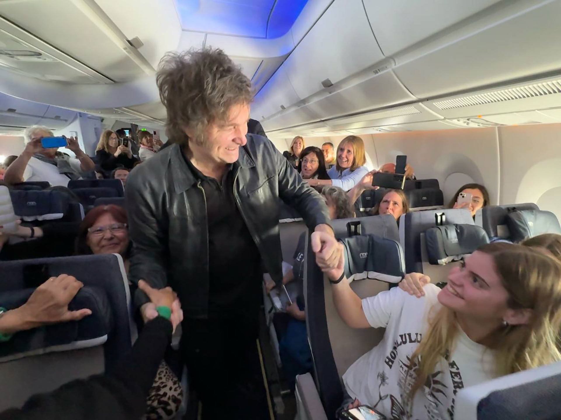 Javier Milei durante un vuelo comercial (NA)