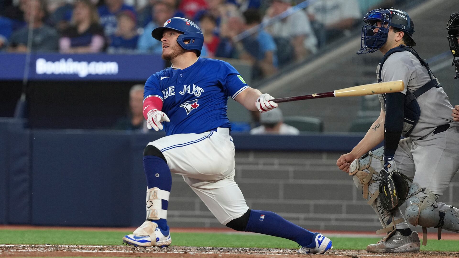 Alejandro Kirk hizo historia al convertirse en el primer mexicano en conectar múltiples jonrones en un partido de postemporada de la MLB y el primero en hacerlo en una serie de playoffs de la Liga Americana. (Credit: Nick Turchiaro-Imagn Images)