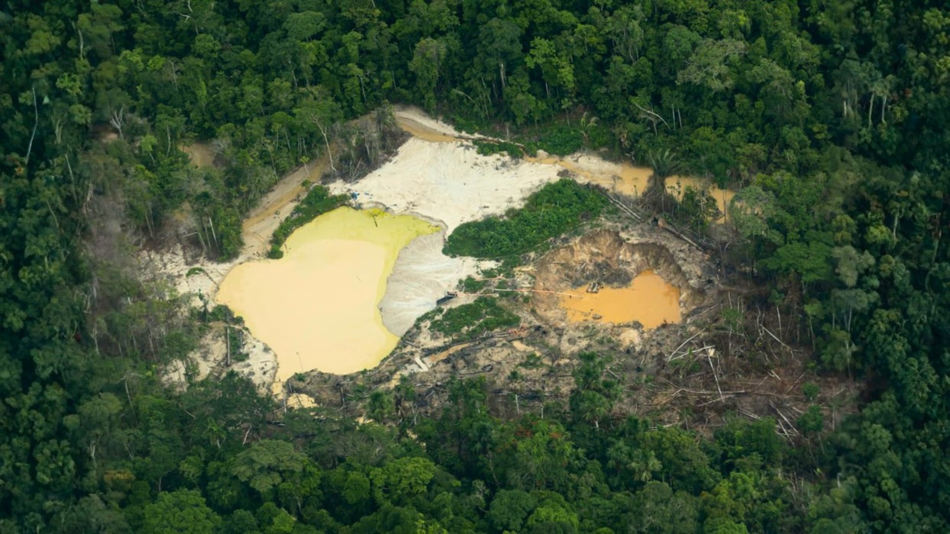 Una zona deforestada en la selva amazónica de Ucayali contiene pozas de agua turbia y acumulación de sedimentos vinculados con la actividad minera en Perú. (FCDS)