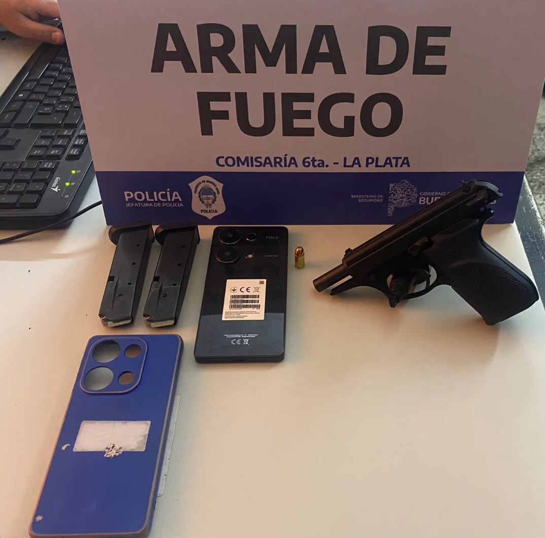 La policía incautó una pistola Bersa calibre .380, dos cargadores, un proyectil, el automóvil utilizado en el ataque y un teléfono celular durante el operativo de detención