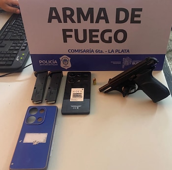 La policía incautó una pistola Bersa calibre .380, dos cargadores, un proyectil, el automóvil utilizado en el ataque y un teléfono celular durante el operativo de detención