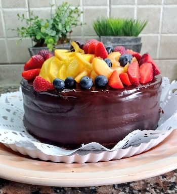 Torta de chocolate y frutas