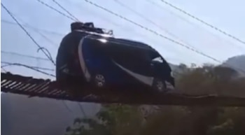 Transporte público en puente colgante San Mateo Yucutindo, Oaxaca