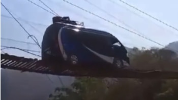 Riesgo extremo en Oaxaca: transporte público cruza puente colgante de madera para conectar comunidades de la Mixteca