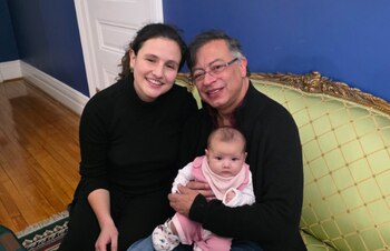 El presidente presumió a su nueva nieta antes del encuentro con el presidente Donald Trump - crédito X