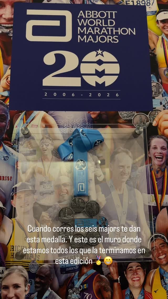 Una medalla conmemorativa de los Abbott World Marathon Majors cuelga frente a un panel con fotografías de los corredores que completaron las seis pruebas. (Nicolás Cabré ya figura en el muro de los Six Star Finishers antes de correr la Maratón de Berlín)