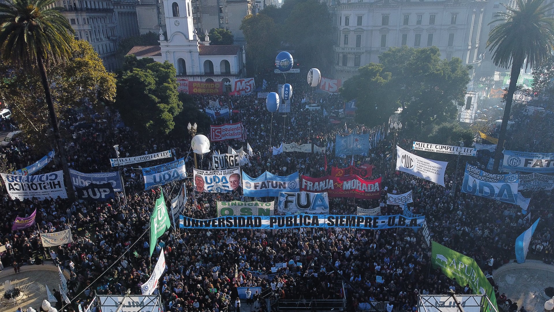 Milei siguió la marcha universitaria desde la Quinta de Olivos (RS Fotos)