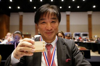 El embajador de Japón ante la UNESCO, Takehiro Kano, levanta una copa de sake en la 19ª Conferencia Mundial del Patrimonio Cultural, con motivo de la inscripción del sake japonés en la lista del Patrimonio Cultural Inmaterial de la UNESCO, en Asunción, Paraguay. 4 de diciembre de 2024. REUTERS/Cesar Olmedo - RC2FIBAAH3SO