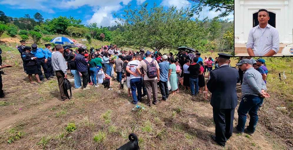 Nelson Emilio Sosa recibió sepultura en Jardines Divina Misericordia con honores policiales. La Bandera Nacional fue entregada a los familiares de Nelson Emilio Sosa como símbolo de reconocimiento. (Foto: redes sociales)