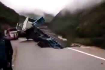 Trailer cae al vacío en Cajamarca.