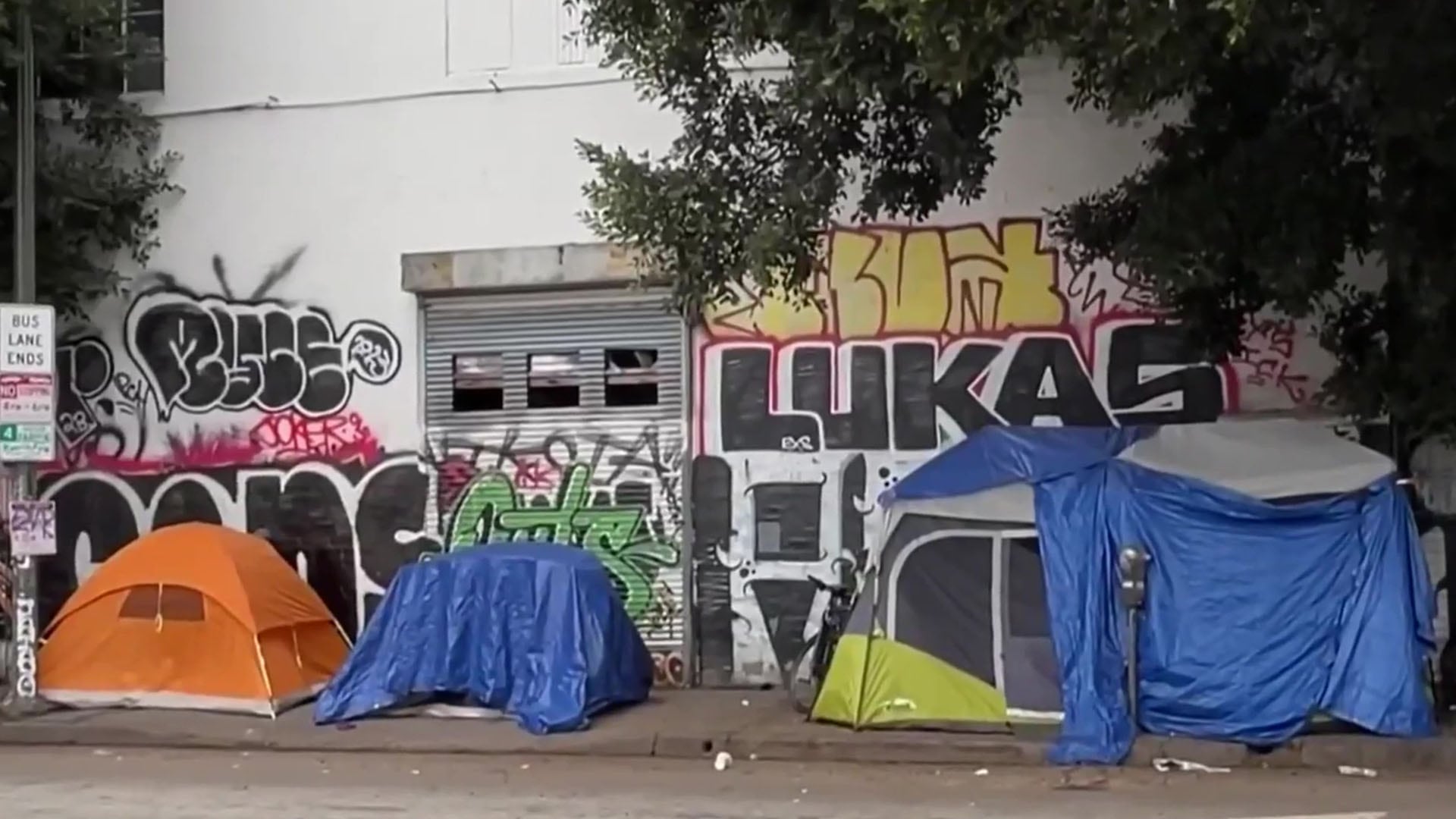 El informe federal 2025 del HUD muestra la primera baja de la indigencia en California y Estados Unidos desde 2016 (Captura de video)