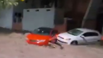 Lluvias intensas arrastraron autos y