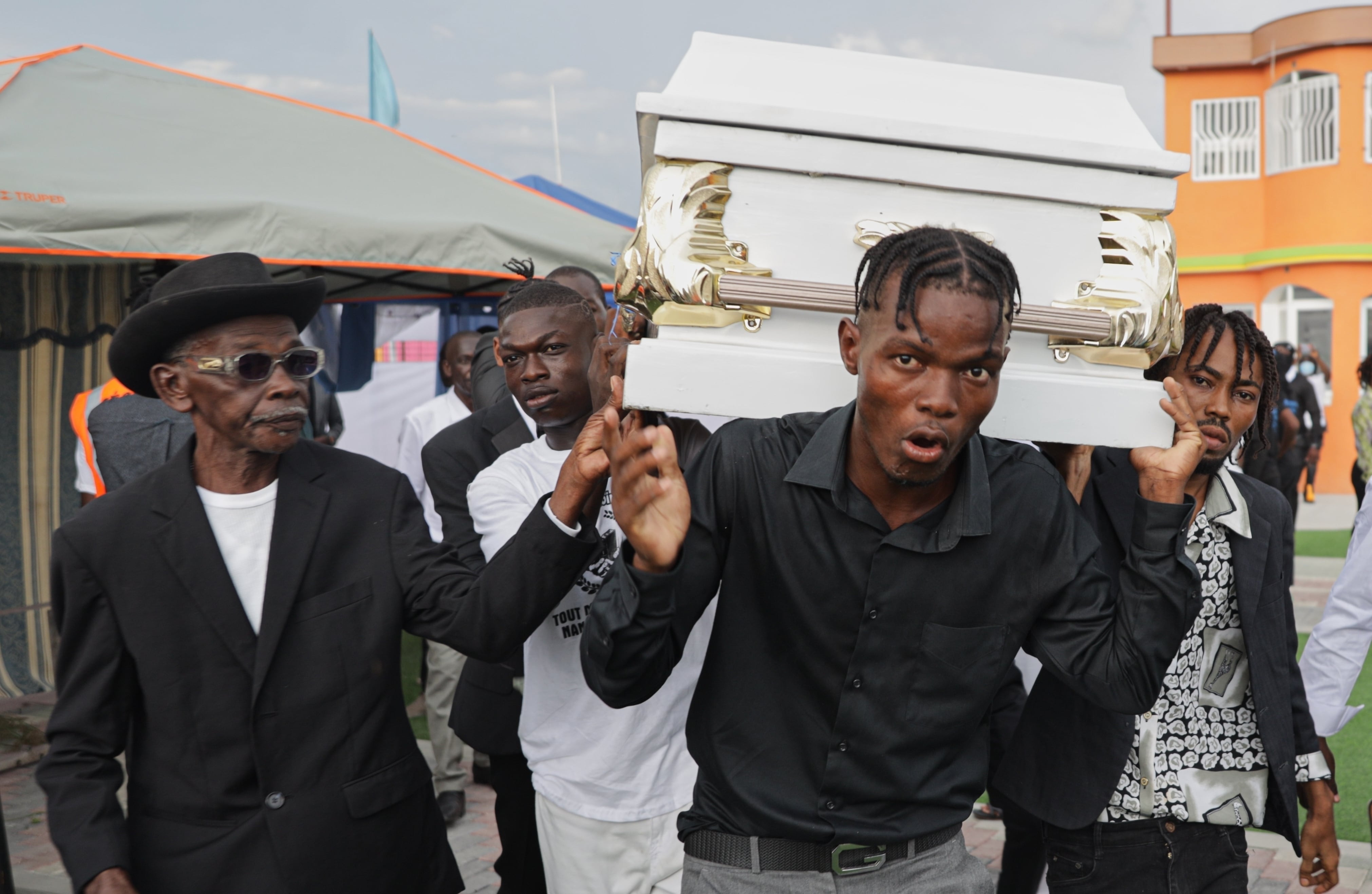 ARCHIVO – Familiares cargan el féretro de uno de los ocho niños asesinados por drones explosivos dirigidos a un presunto líder de pandillas, durante el funeral realizado en Puerto Príncipe, Haití, el sábado 4 de octubre de 2025 (AP Foto/Patrice Noel, Archivo)