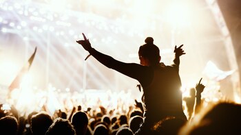 Con Nicki Nicole, Dillom y