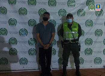 Por tomarle fotos en un