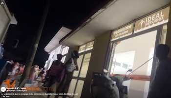 Hasta la panadería llegan vecinos de distintos puntos de Guanabacoa y también de Regla. Para algunos, el recorrido implica atravesar de noche La Cotorra, la zona que los apagones y la escasa iluminación volvieron más insegura.