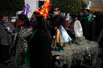 Residentes participan en la procesión