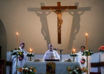El Gobierno autorizó celebraciones religiosas de manera presencial (REUTERS/Agustin Marcarian)