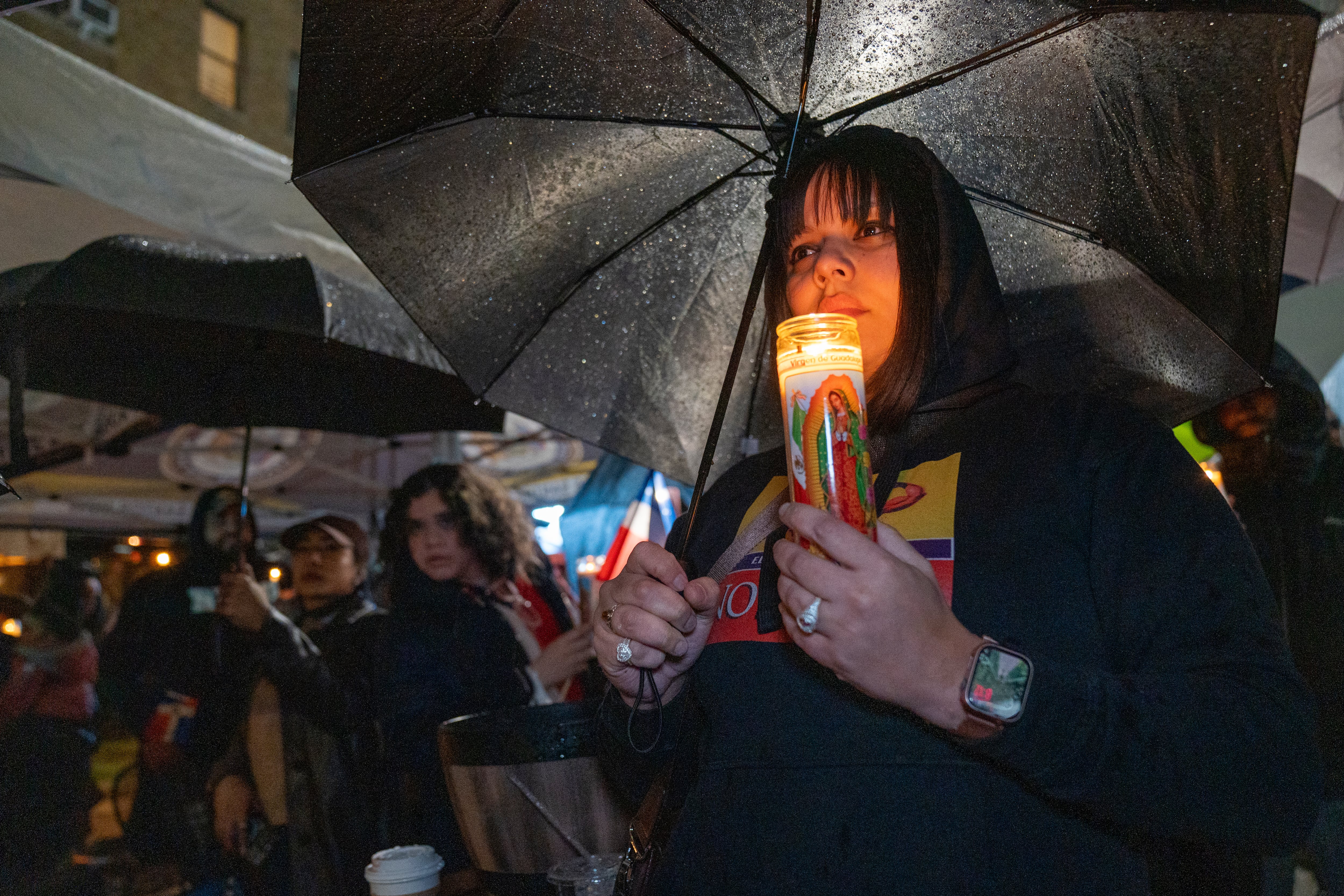 Personas participan en una vigilia, en la plaza Quisqueya en Nueva York (Estados Unidos). Decenas de personas se reunieron para hacer una vigilia y orar por las víctimas de la discoteca Jet Set de República Dominicana. (EFE/ Ángel Colmenares)