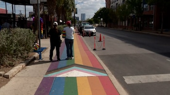 San Antonio mantiene los colores LGBTIQ+ en sus calles tras la prohibición estatal