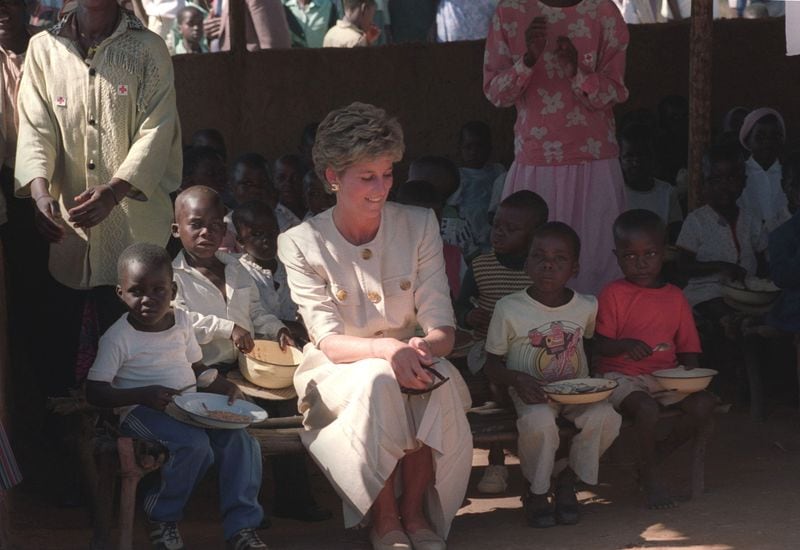 Imagen de archivo de Diana, princesa de Gales, sentada junto a niños en la escuela primaria Nemazuva en el sudeste de Zimbabue. 12 de julio, 1993. (Reuters/Howard Burditt/Archivo)