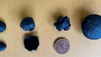 Fragmentos de vidrio natural con