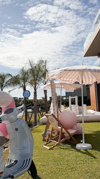 Reposeras de lona clara y